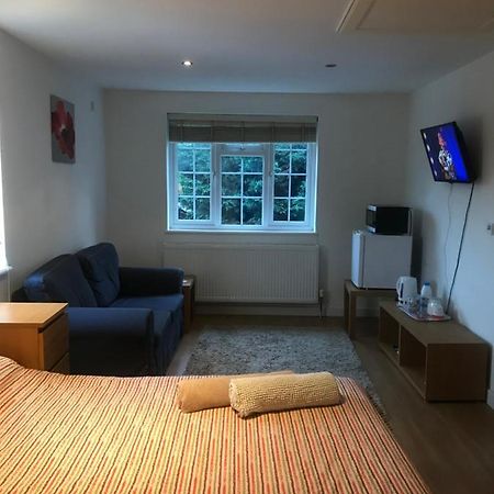 Large Private Room With En-Suite In The House For Professionals Staines-upon-Thames Esterno foto