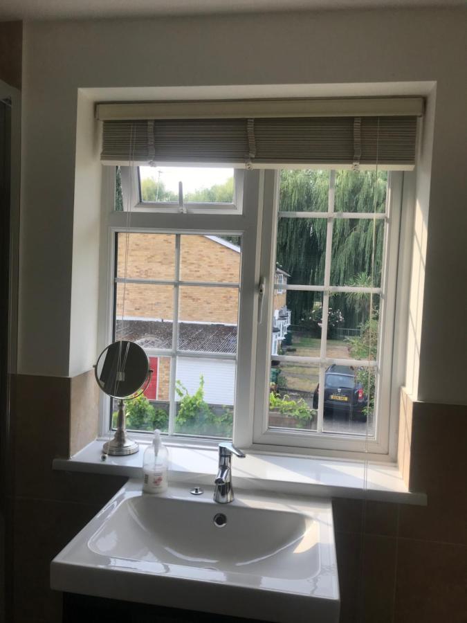 Large Private Room With En-Suite In The House For Professionals Staines-upon-Thames Esterno foto