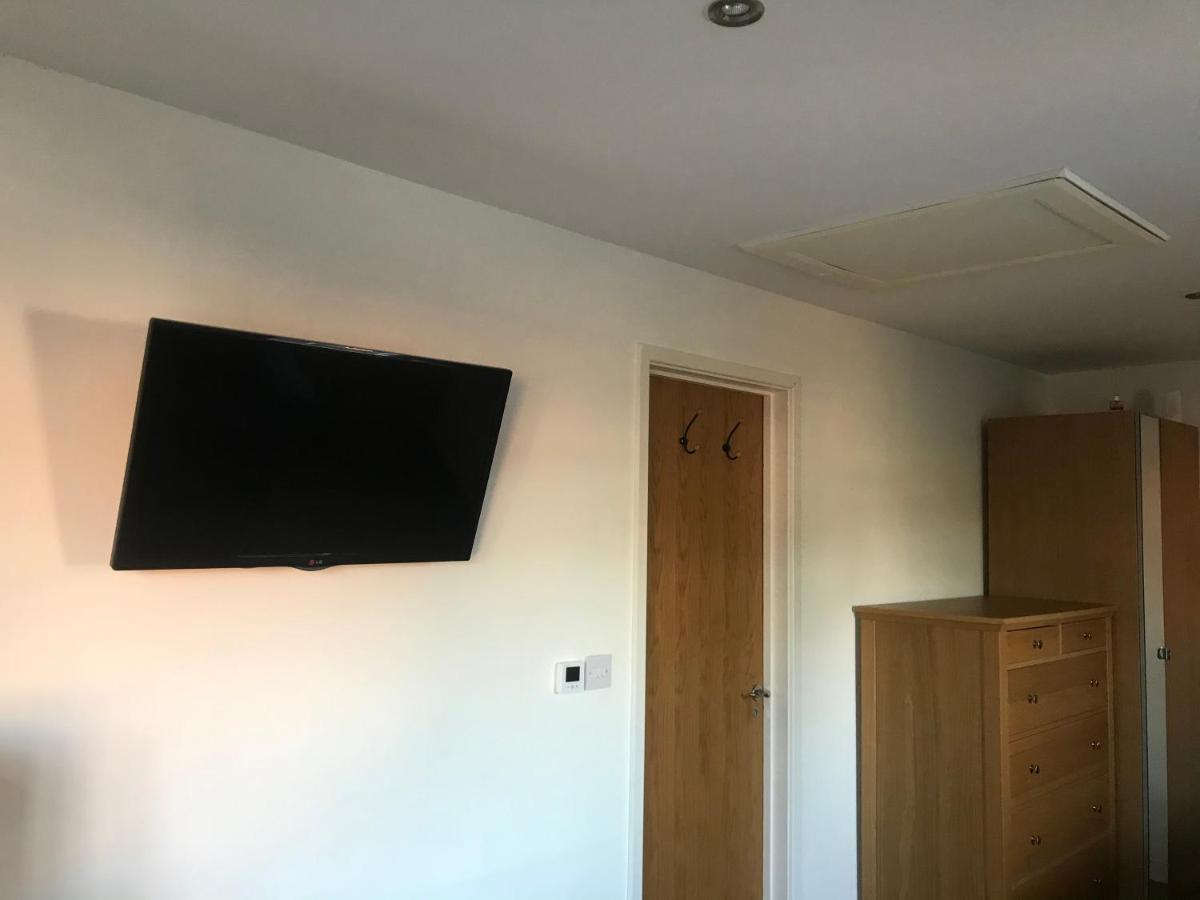 Large Private Room With En-Suite In The House For Professionals Staines-upon-Thames Esterno foto