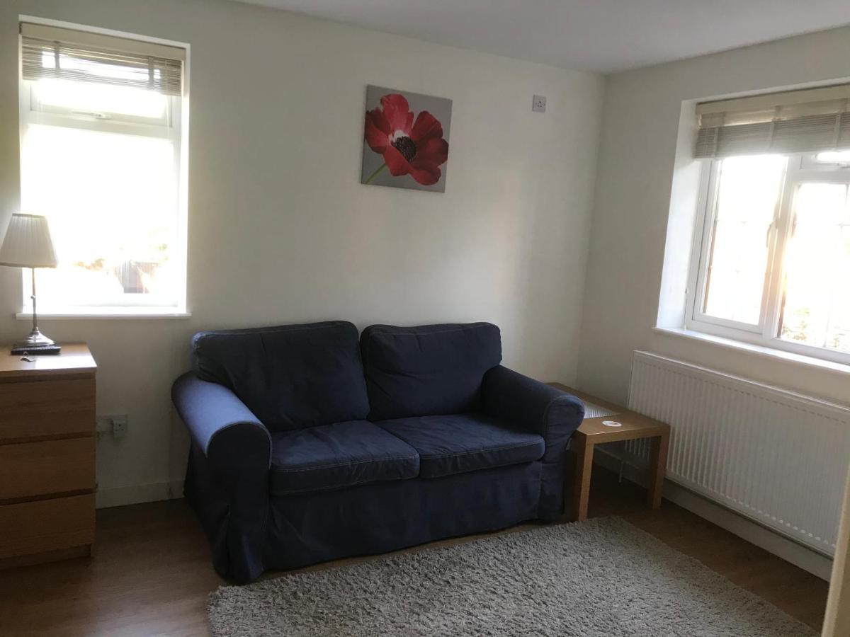 Large Private Room With En-Suite In The House For Professionals Staines-upon-Thames Esterno foto