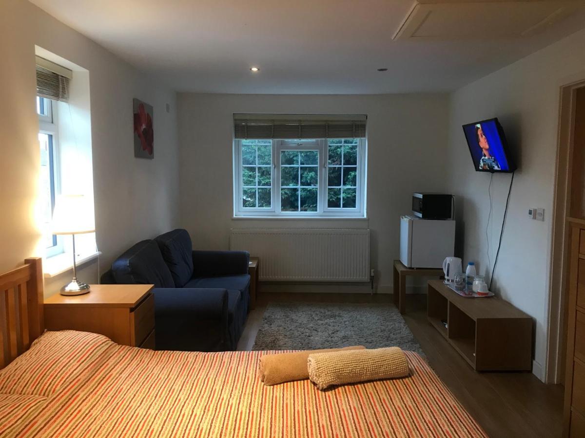 Large Private Room With En-Suite In The House For Professionals Staines-upon-Thames Esterno foto