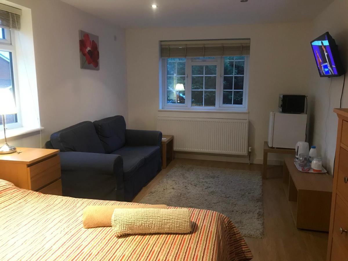 Large Private Room With En-Suite In The House For Professionals Staines-upon-Thames Esterno foto