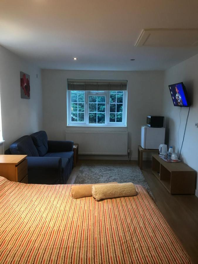 Large Private Room With En-Suite In The House For Professionals Staines-upon-Thames Esterno foto