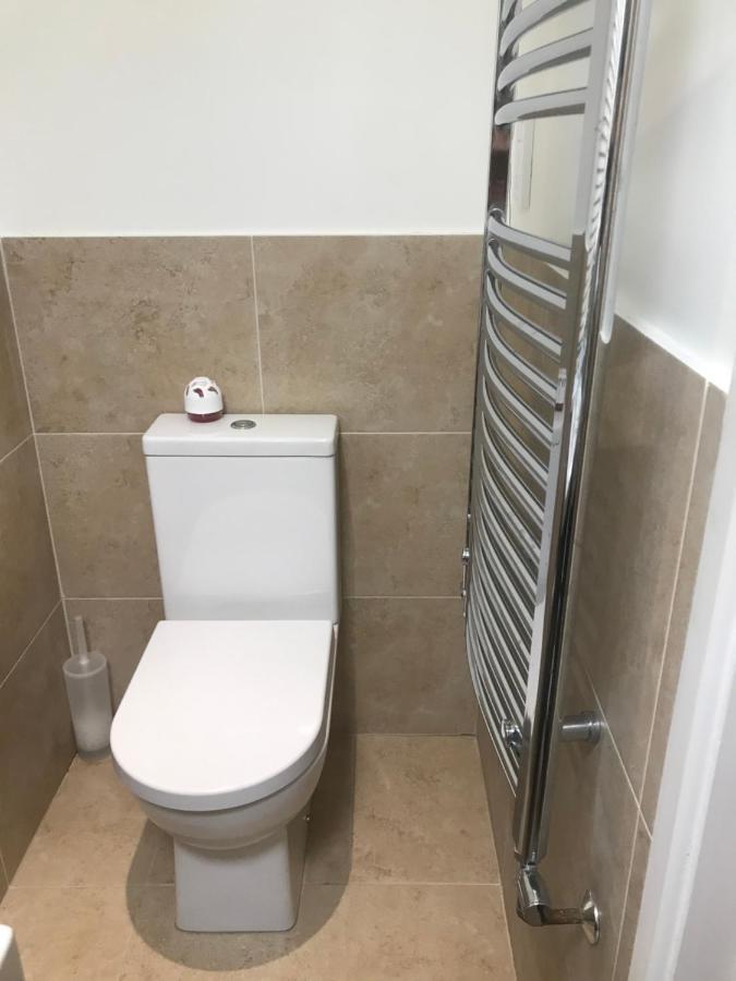 Large Private Room With En-Suite In The House For Professionals Staines-upon-Thames Esterno foto