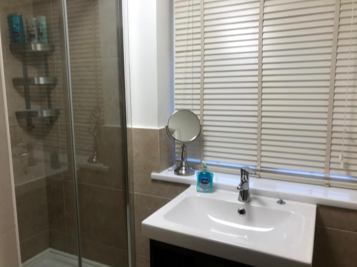 Large Private Room With En-Suite In The House For Professionals Staines-upon-Thames Esterno foto