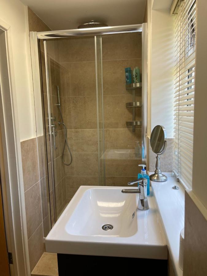 Large Private Room With En-Suite In The House For Professionals Staines-upon-Thames Esterno foto