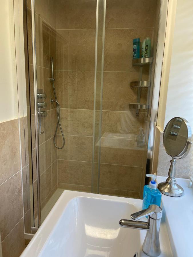 Large Private Room With En-Suite In The House For Professionals Staines-upon-Thames Esterno foto